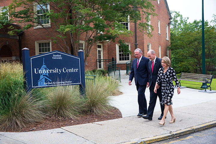 President and First Lady Taylor arrive on campus
